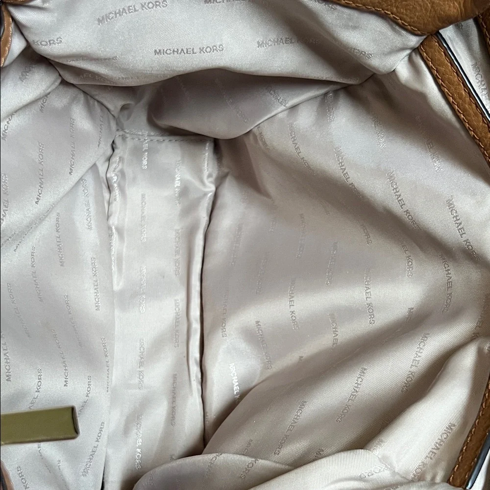 Michael Kors Tan Leather Shoulder Bag with Gold Chain - Picture 7 of 15